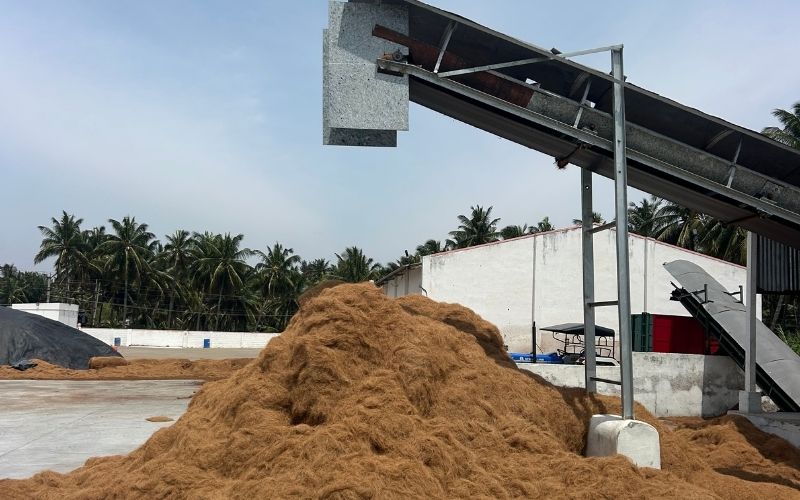 Natural brown and golden coir fibers grading